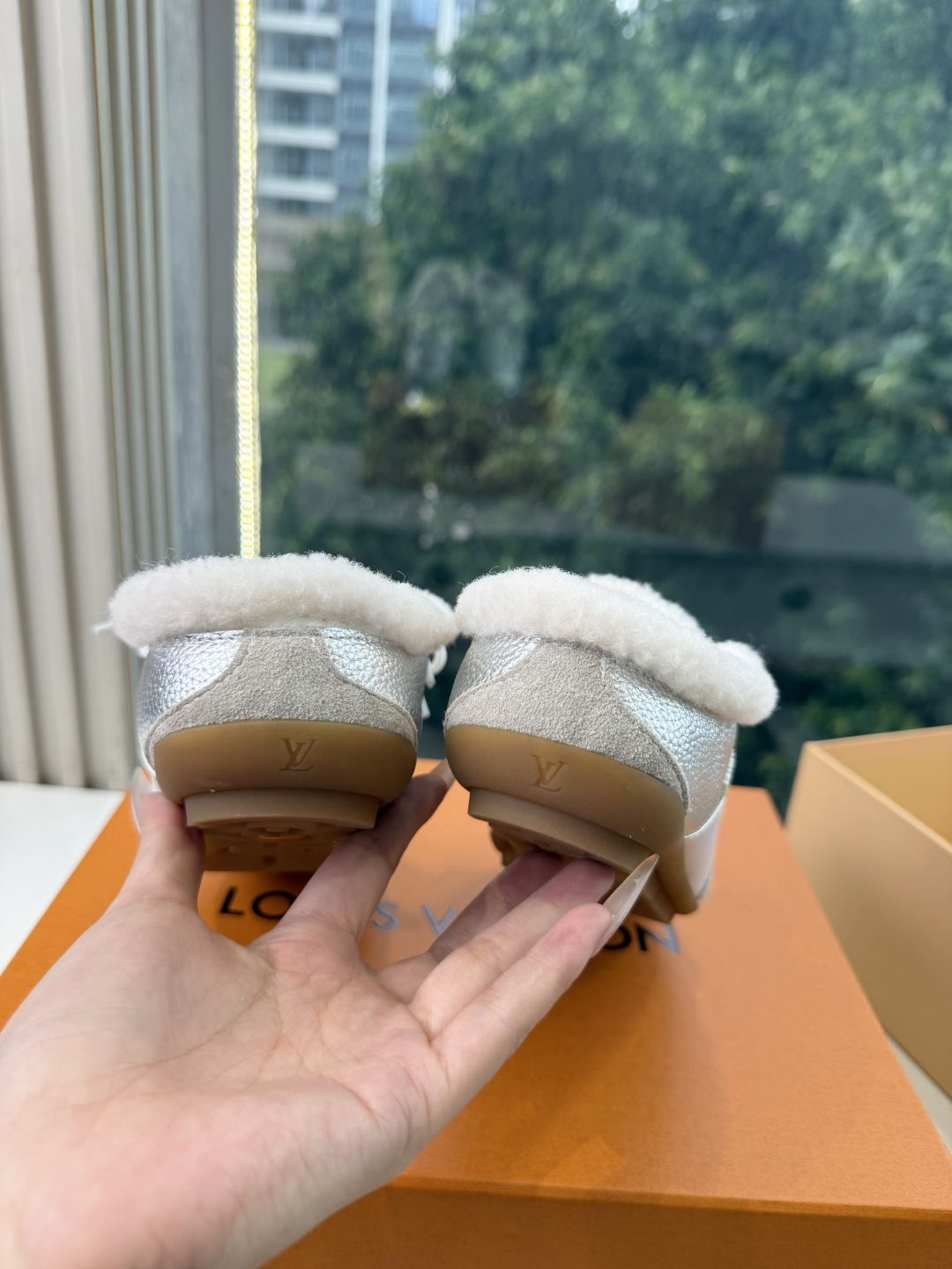 G000所见即所得秀场上推出的 LV Footprint Soccer 芭蕾运动鞋是 Pharrell Williams