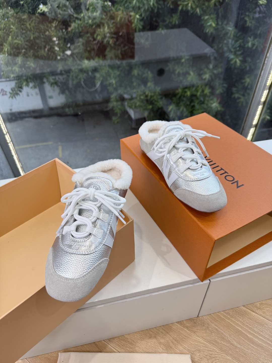 G000所见即所得秀场上推出的 LV Footprint Soccer 芭蕾运动鞋是 Pharrell Williams