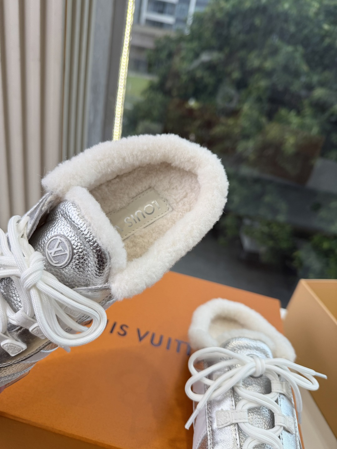 G000所见即所得秀场上推出的 LV Footprint Soccer 芭蕾运动鞋是 Pharrell Williams