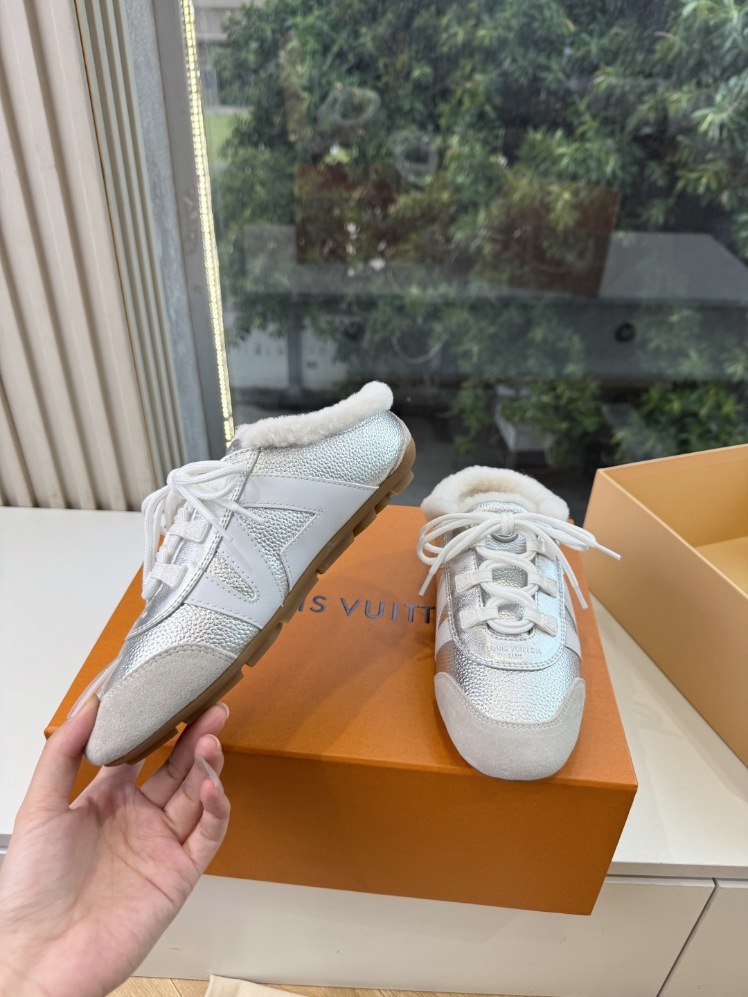 G000所见即所得秀场上推出的 LV Footprint Soccer 芭蕾运动鞋是 Pharrell Williams