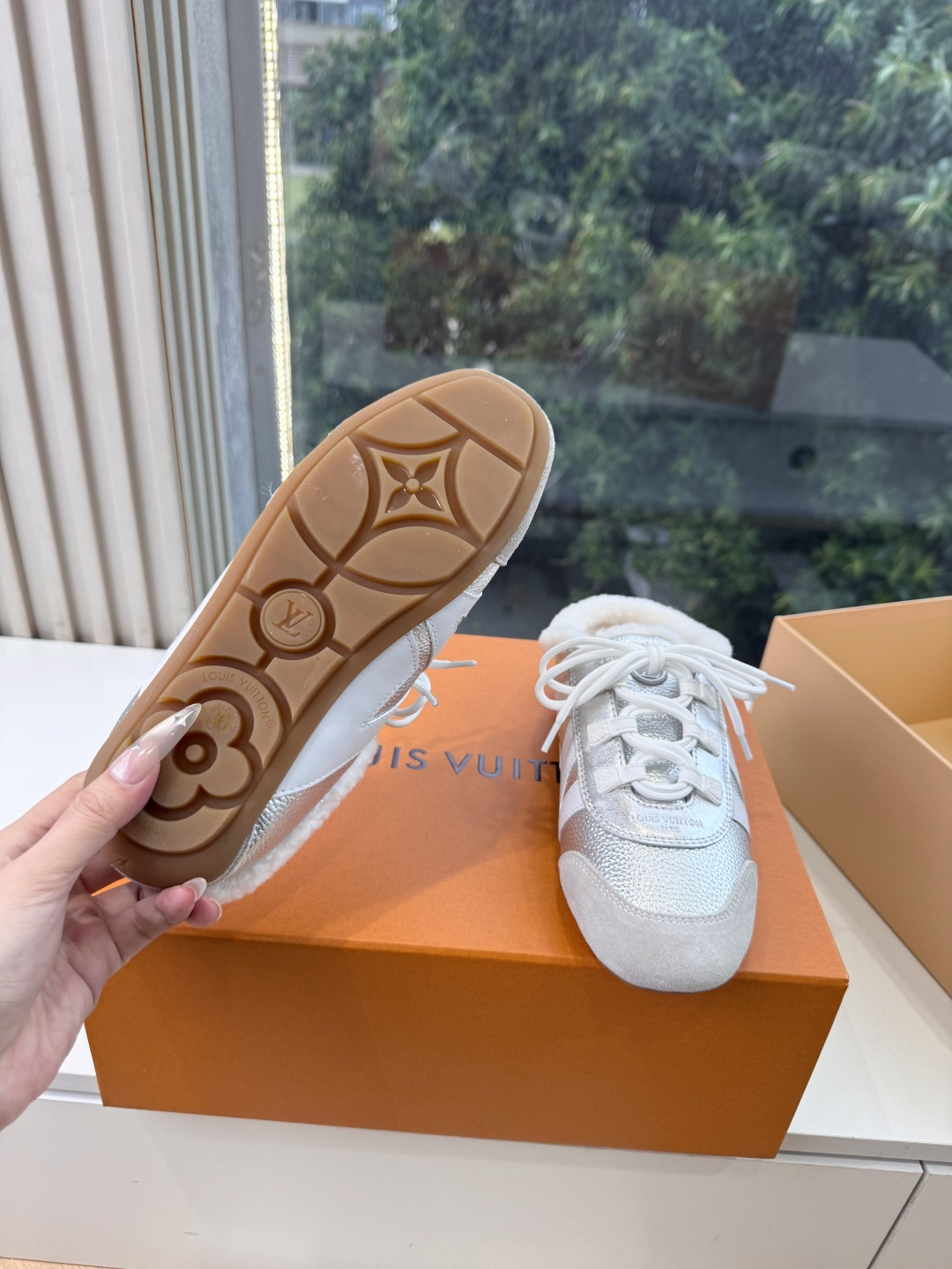 G000所见即所得秀场上推出的 LV Footprint Soccer 芭蕾运动鞋是 Pharrell Williams
