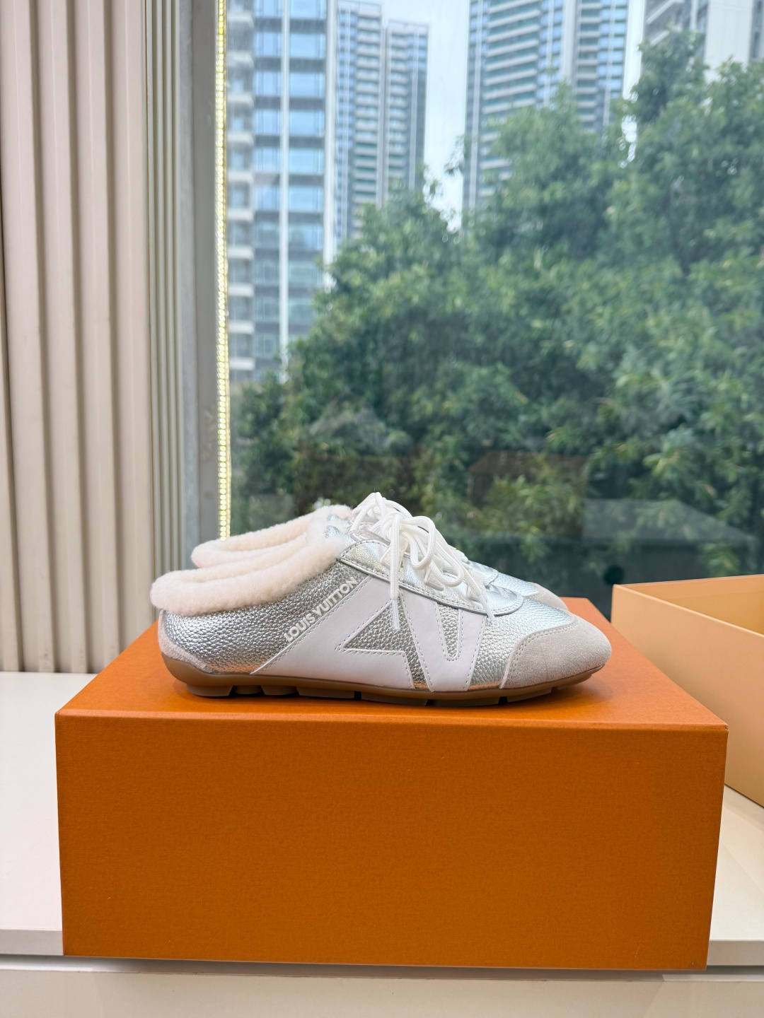 G000所见即所得秀场上推出的 LV Footprint Soccer 芭蕾运动鞋是 Pharrell Williams