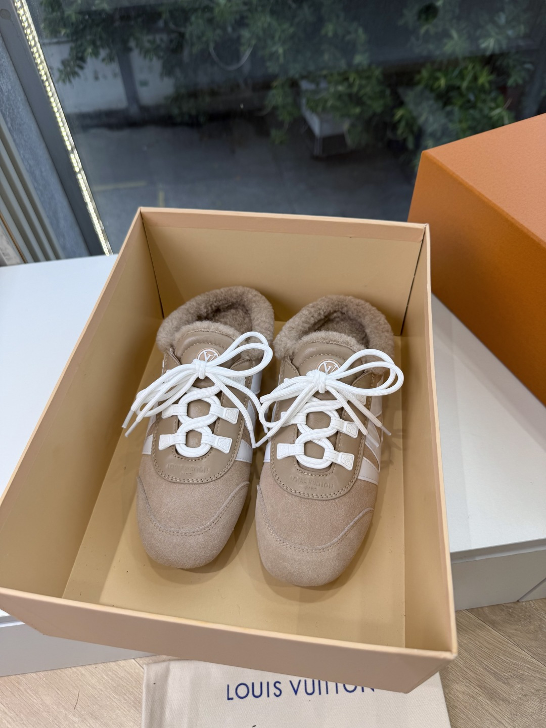 G000所见即所得秀场上推出的 LV Footprint Soccer 芭蕾运动鞋是 Pharrell Williams G000所见即所得秀场上推出的 LV Footprint Soccer 芭蕾运动鞋是 Pharrell Williams