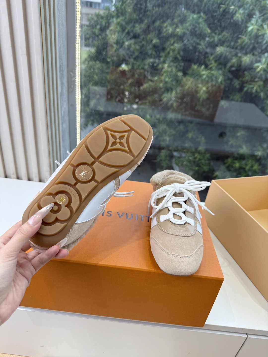 G000所见即所得秀场上推出的 LV Footprint Soccer 芭蕾运动鞋是 Pharrell Williams G000所见即所得秀场上推出的 LV Footprint Soccer 芭蕾运动鞋是 Pharrell Williams