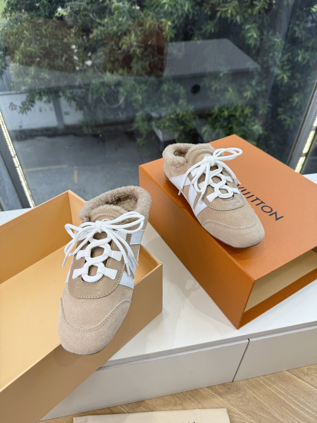 G000所见即所得秀场上推出的 LV Footprint Soccer 芭蕾运动鞋是 Pharrell Williams G000所见即所得秀场上推出的 LV Footprint Soccer 芭蕾运动鞋是 Pharrell Williams