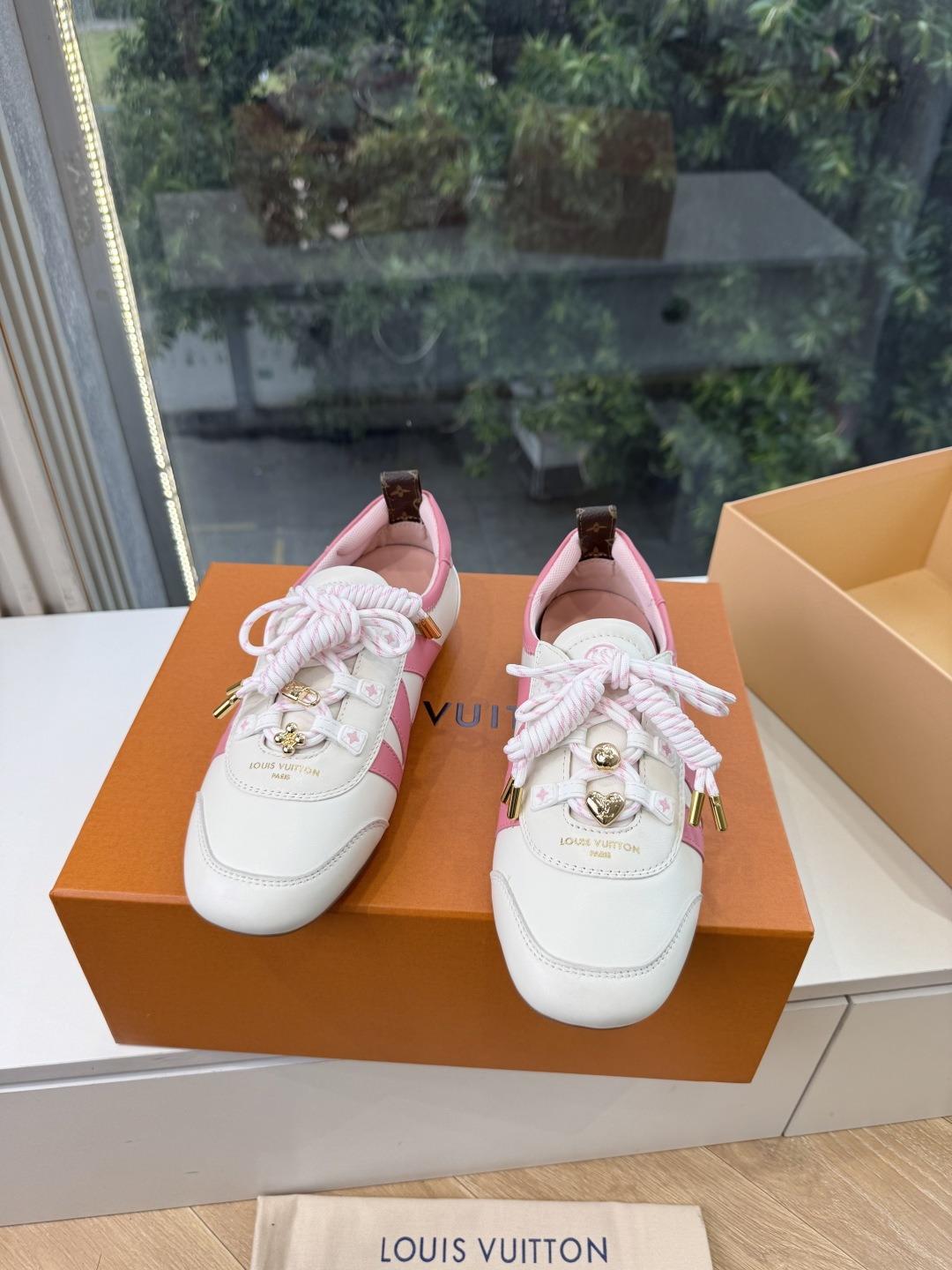 G000所见即所得秀场上推出的 LV Footprint Soccer 芭蕾运动鞋是 Pharrell Williams G000所见即所得秀场上推出的 LV Footprint Soccer 芭蕾运动鞋是 Pharrell Williams