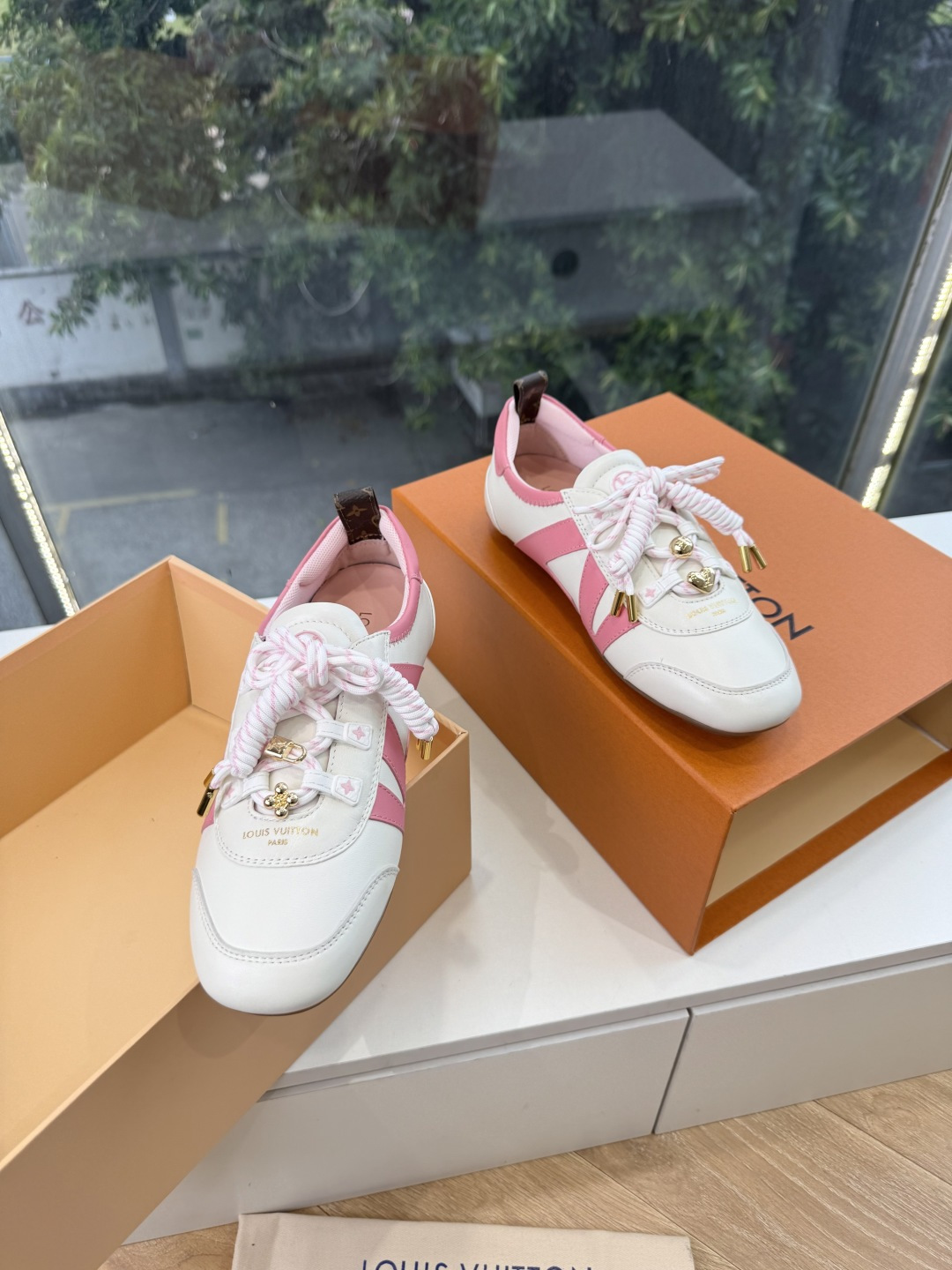 G000所见即所得秀场上推出的 LV Footprint Soccer 芭蕾运动鞋是 Pharrell Williams G000所见即所得秀场上推出的 LV Footprint Soccer 芭蕾运动鞋是 Pharrell Williams