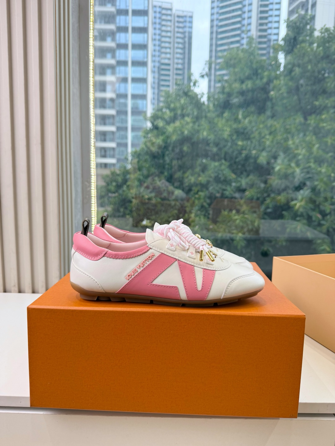 G000所见即所得秀场上推出的 LV Footprint Soccer 芭蕾运动鞋是 Pharrell Williams G000所见即所得秀场上推出的 LV Footprint Soccer 芭蕾运动鞋是 Pharrell Williams