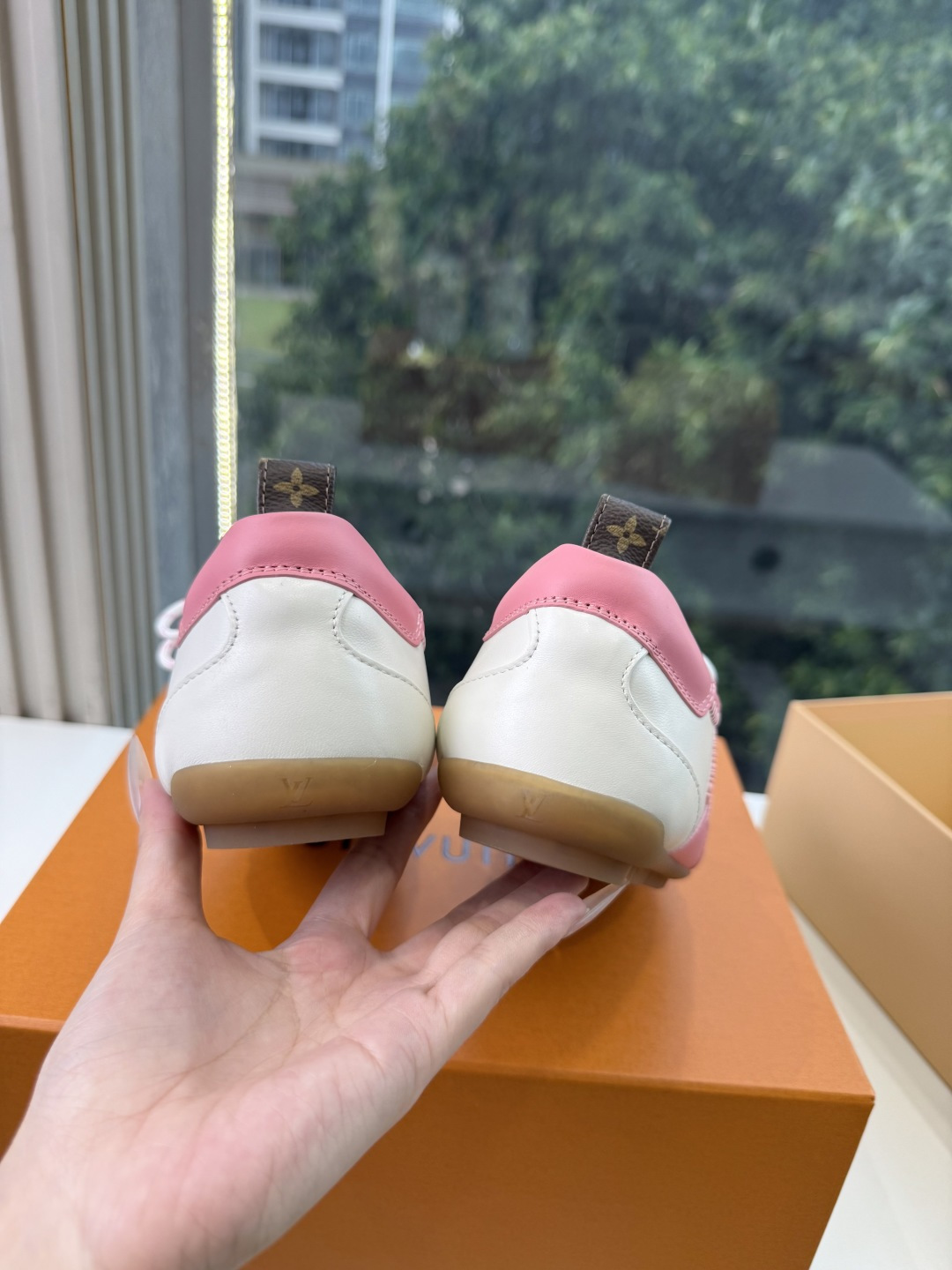 G000所见即所得秀场上推出的 LV Footprint Soccer 芭蕾运动鞋是 Pharrell Williams G000所见即所得秀场上推出的 LV Footprint Soccer 芭蕾运动鞋是 Pharrell Williams