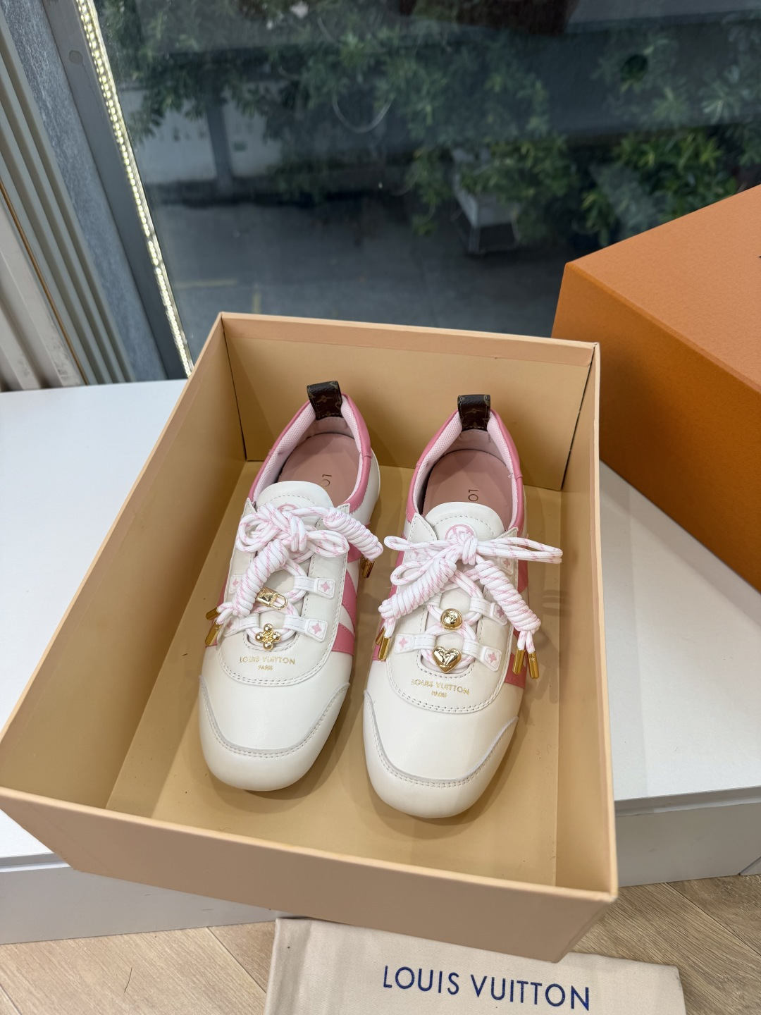 G000所见即所得秀场上推出的 LV Footprint Soccer 芭蕾运动鞋是 Pharrell Williams G000所见即所得秀场上推出的 LV Footprint Soccer 芭蕾运动鞋是 Pharrell Williams