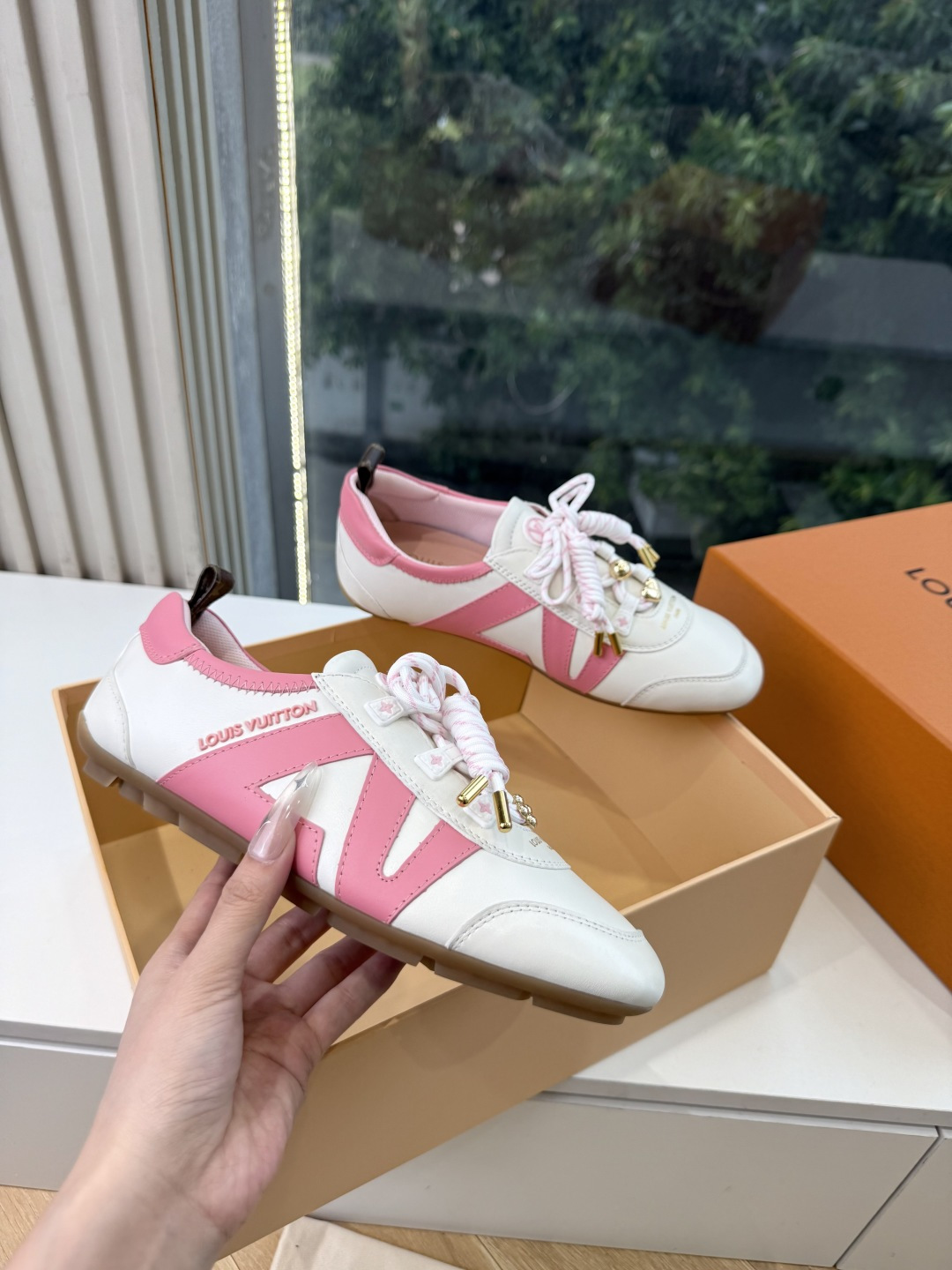 G000所见即所得秀场上推出的 LV Footprint Soccer 芭蕾运动鞋是 Pharrell Williams G000所见即所得秀场上推出的 LV Footprint Soccer 芭蕾运动鞋是 Pharrell Williams