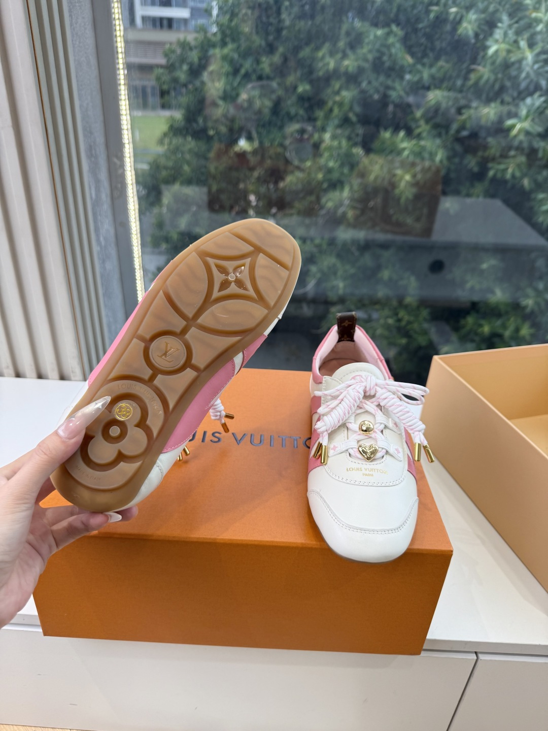 G000所见即所得秀场上推出的 LV Footprint Soccer 芭蕾运动鞋是 Pharrell Williams G000所见即所得秀场上推出的 LV Footprint Soccer 芭蕾运动鞋是 Pharrell Williams