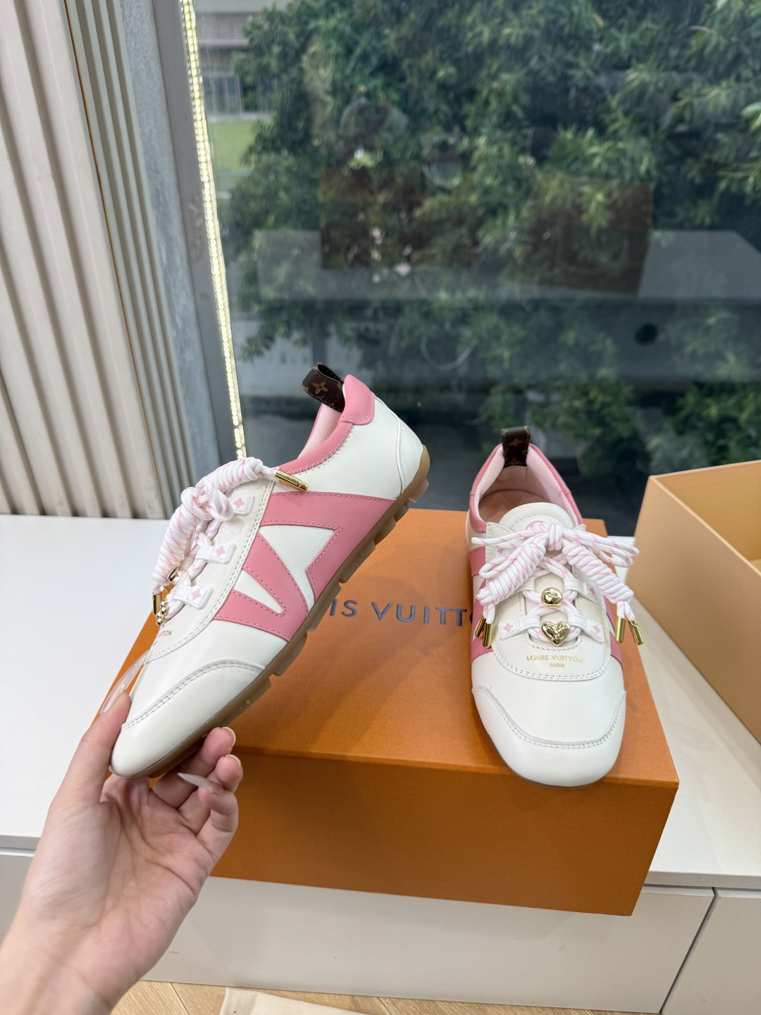 G000所见即所得秀场上推出的 LV Footprint Soccer 芭蕾运动鞋是 Pharrell Williams G000所见即所得秀场上推出的 LV Footprint Soccer 芭蕾运动鞋是 Pharrell Williams