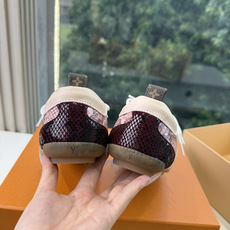 G000所见即所得秀场上推出的 LV Footprint Soccer 芭蕾运动鞋是 Pharrell Williams G000所见即所得秀场上推出的 LV Footprint Soccer 芭蕾运动鞋是 Pharrell Williams