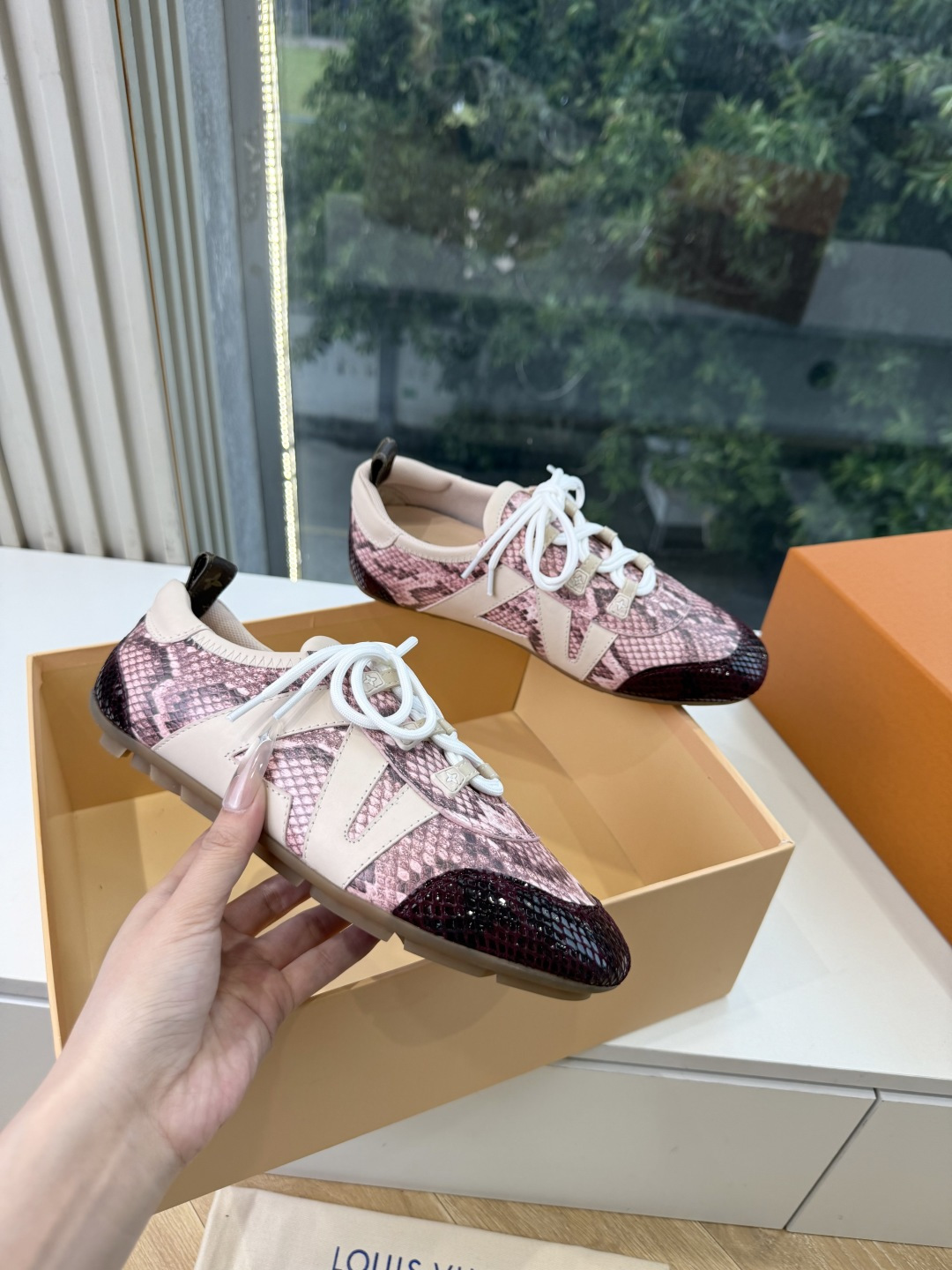 G000所见即所得秀场上推出的 LV Footprint Soccer 芭蕾运动鞋是 Pharrell Williams G000所见即所得秀场上推出的 LV Footprint Soccer 芭蕾运动鞋是 Pharrell Williams