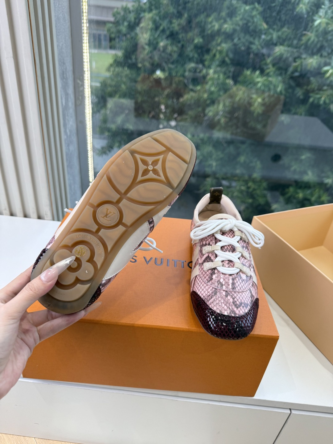 G000所见即所得秀场上推出的 LV Footprint Soccer 芭蕾运动鞋是 Pharrell Williams G000所见即所得秀场上推出的 LV Footprint Soccer 芭蕾运动鞋是 Pharrell Williams