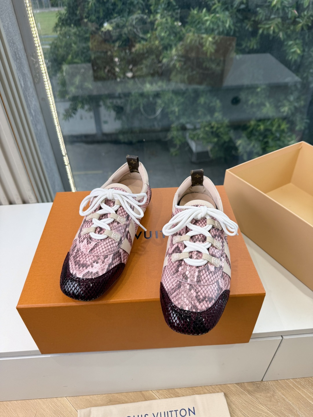 G000所见即所得秀场上推出的 LV Footprint Soccer 芭蕾运动鞋是 Pharrell Williams G000所见即所得秀场上推出的 LV Footprint Soccer 芭蕾运动鞋是 Pharrell Williams