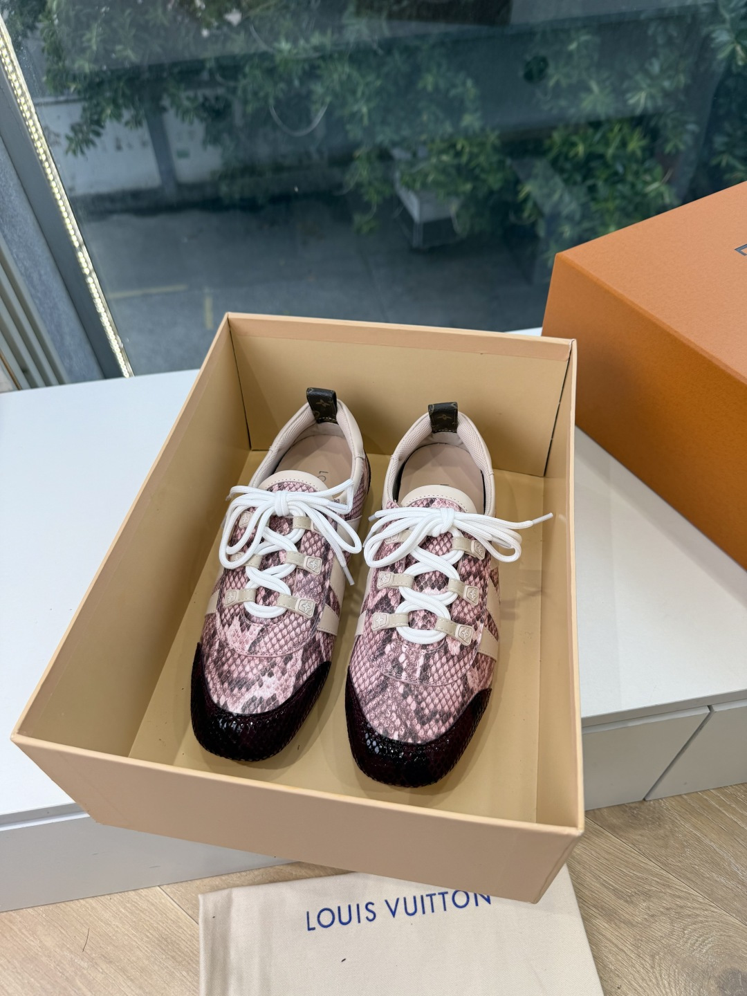 G000所见即所得秀场上推出的 LV Footprint Soccer 芭蕾运动鞋是 Pharrell Williams G000所见即所得秀场上推出的 LV Footprint Soccer 芭蕾运动鞋是 Pharrell Williams
