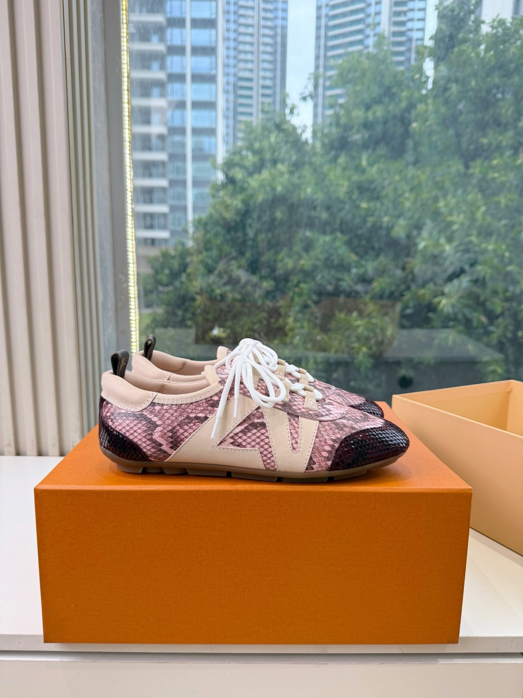 G000所见即所得秀场上推出的 LV Footprint Soccer 芭蕾运动鞋是 Pharrell Williams G000所见即所得秀场上推出的 LV Footprint Soccer 芭蕾运动鞋是 Pharrell Williams