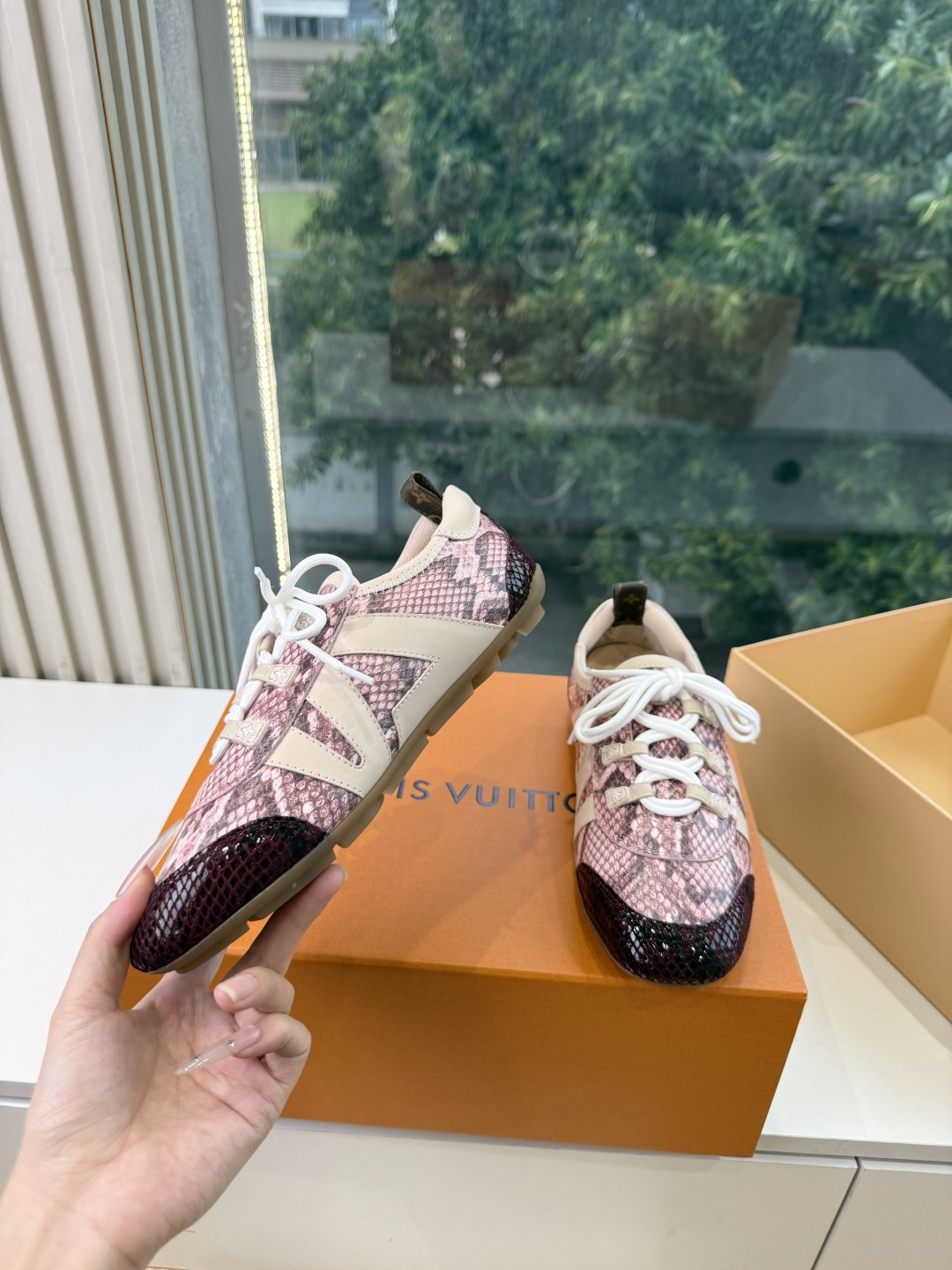 G000所见即所得秀场上推出的 LV Footprint Soccer 芭蕾运动鞋是 Pharrell Williams G000所见即所得秀场上推出的 LV Footprint Soccer 芭蕾运动鞋是 Pharrell Williams