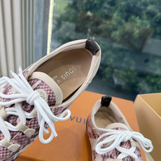 G000所见即所得秀场上推出的 LV Footprint Soccer 芭蕾运动鞋是 Pharrell Williams G000所见即所得秀场上推出的 LV Footprint Soccer 芭蕾运动鞋是 Pharrell Williams
