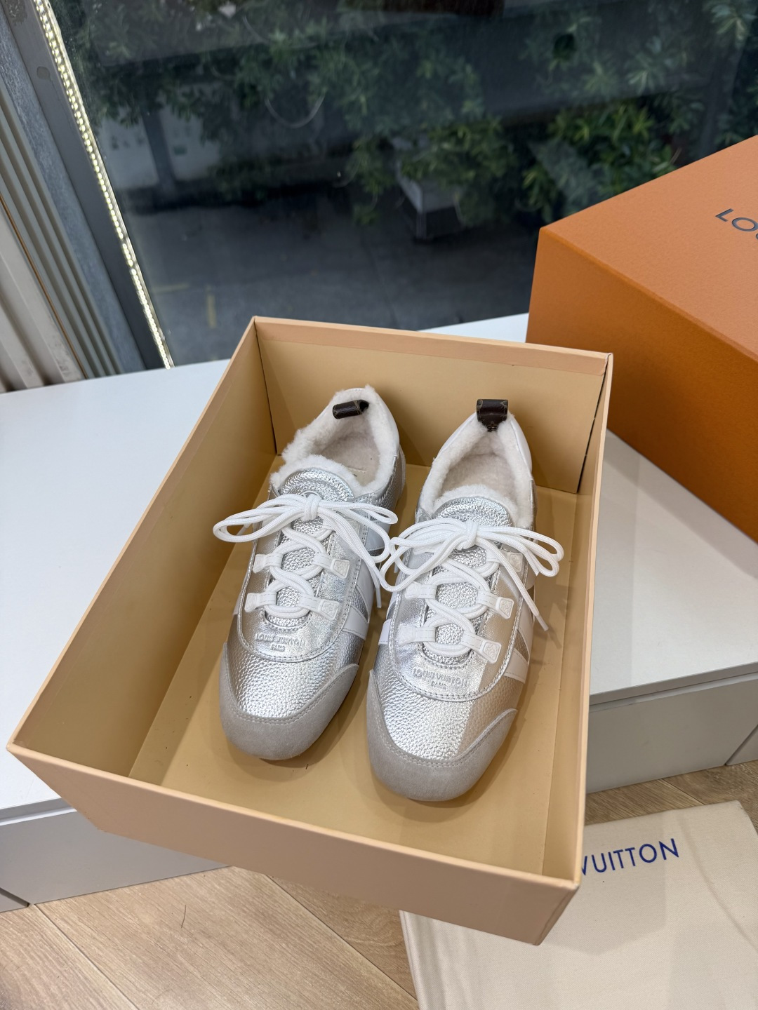 G000所见即所得秀场上推出的 LV Footprint Soccer 芭蕾运动鞋是 Pharrell Williams G000所见即所得秀场上推出的 LV Footprint Soccer 芭蕾运动鞋是 Pharrell Williams