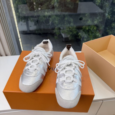 G000所见即所得秀场上推出的 LV Footprint Soccer 芭蕾运动鞋是 Pharrell Williams G000所见即所得秀场上推出的 LV Footprint Soccer 芭蕾运动鞋是 Pharrell Williams