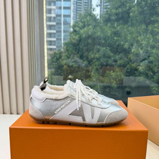 G000所见即所得秀场上推出的 LV Footprint Soccer 芭蕾运动鞋是 Pharrell Williams G000所见即所得秀场上推出的 LV Footprint Soccer 芭蕾运动鞋是 Pharrell Williams