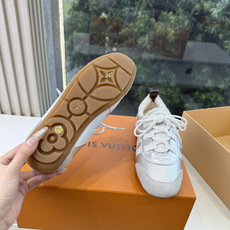 G000所见即所得秀场上推出的 LV Footprint Soccer 芭蕾运动鞋是 Pharrell Williams G000所见即所得秀场上推出的 LV Footprint Soccer 芭蕾运动鞋是 Pharrell Williams