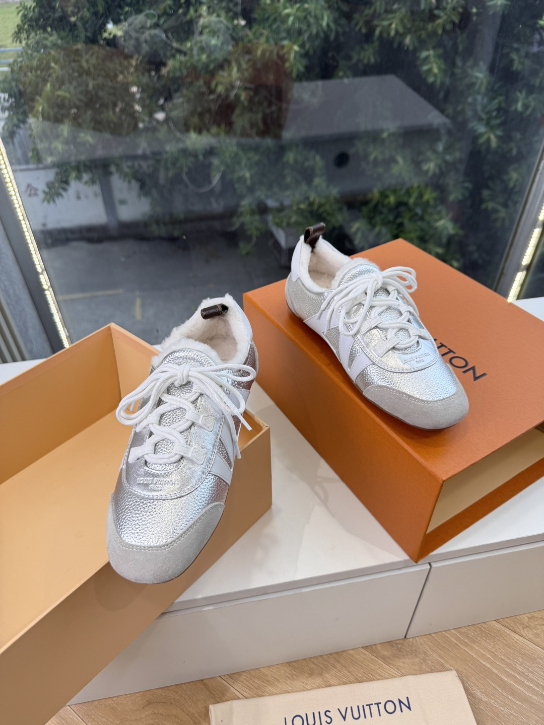 G000所见即所得秀场上推出的 LV Footprint Soccer 芭蕾运动鞋是 Pharrell Williams G000所见即所得秀场上推出的 LV Footprint Soccer 芭蕾运动鞋是 Pharrell Williams