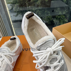 G000所见即所得秀场上推出的 LV Footprint Soccer 芭蕾运动鞋是 Pharrell Williams G000所见即所得秀场上推出的 LV Footprint Soccer 芭蕾运动鞋是 Pharrell Williams