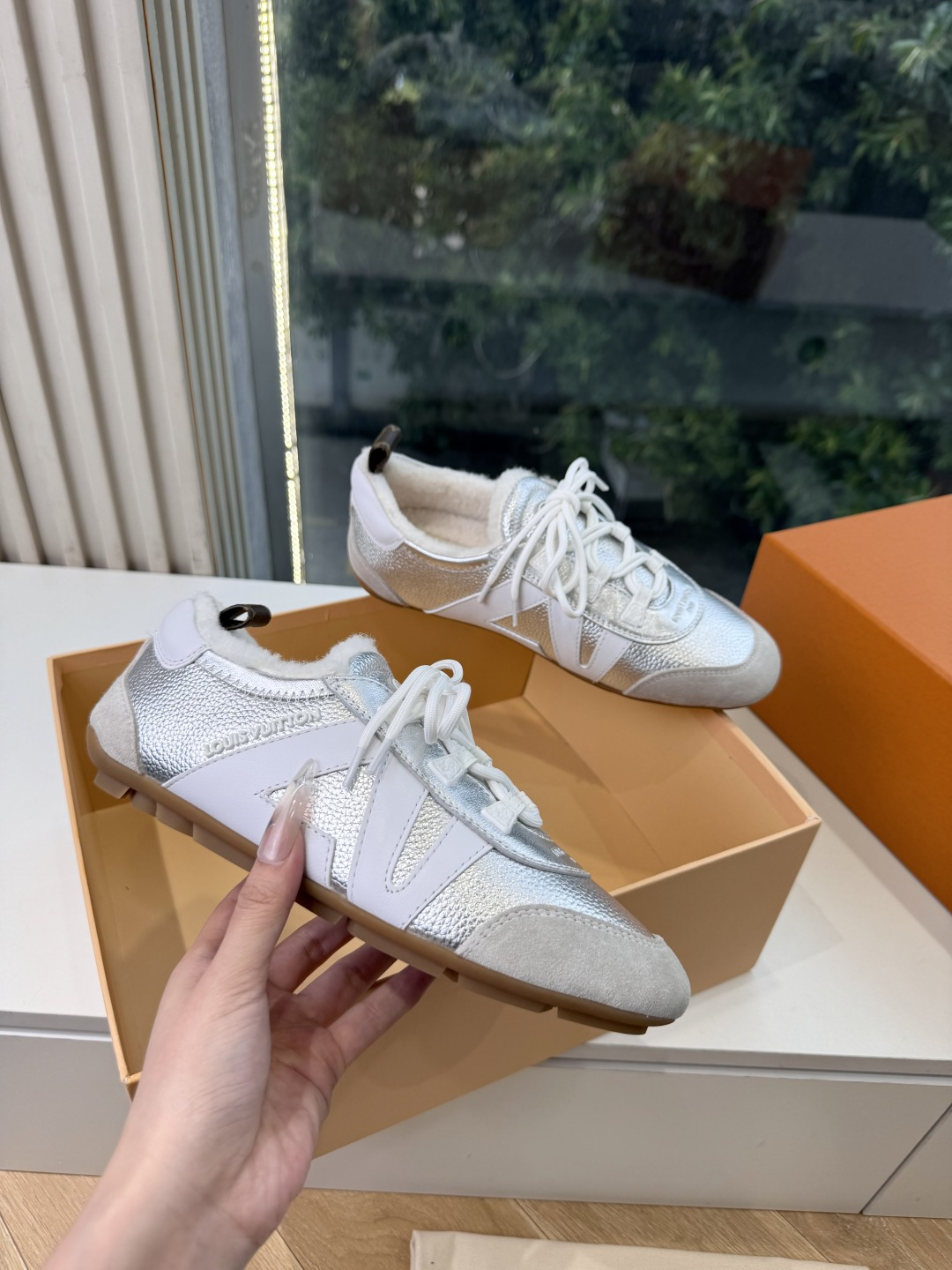 G000所见即所得秀场上推出的 LV Footprint Soccer 芭蕾运动鞋是 Pharrell Williams G000所见即所得秀场上推出的 LV Footprint Soccer 芭蕾运动鞋是 Pharrell Williams