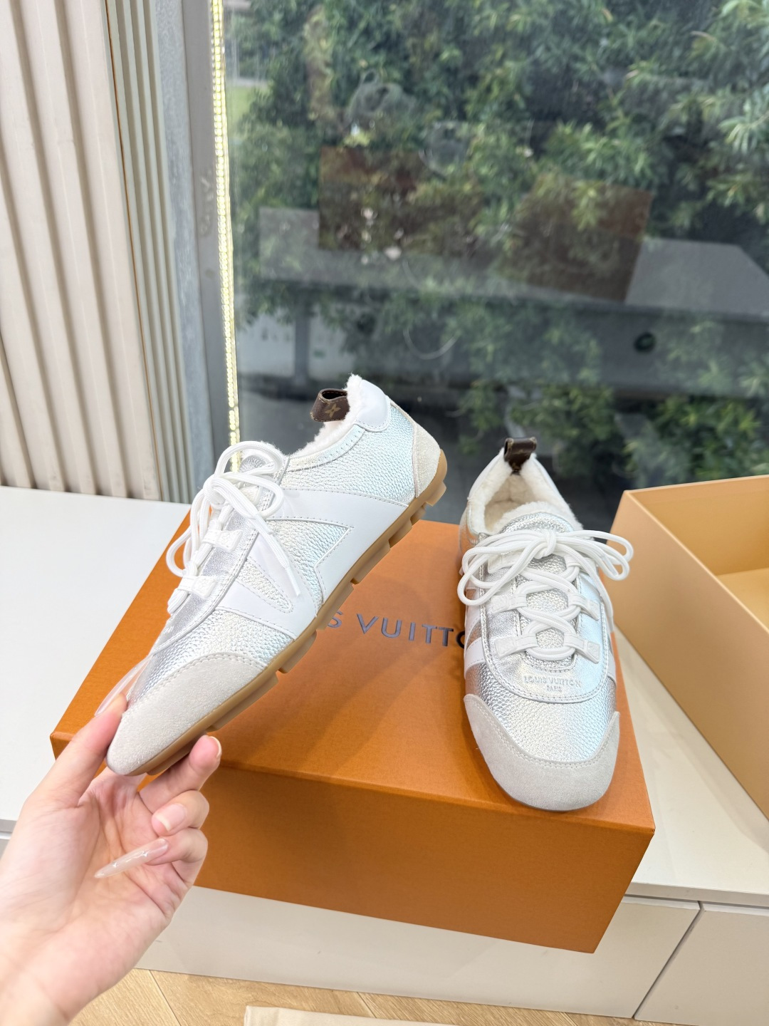G000所见即所得秀场上推出的 LV Footprint Soccer 芭蕾运动鞋是 Pharrell Williams G000所见即所得秀场上推出的 LV Footprint Soccer 芭蕾运动鞋是 Pharrell Williams