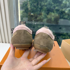 G000所见即所得秀场上推出的 LV Footprint Soccer 芭蕾运动鞋是 Pharrell Williams G000所见即所得秀场上推出的 LV Footprint Soccer 芭蕾运动鞋是 Pharrell Williams
