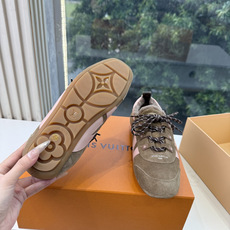 G000所见即所得秀场上推出的 LV Footprint Soccer 芭蕾运动鞋是 Pharrell Williams G000所见即所得秀场上推出的 LV Footprint Soccer 芭蕾运动鞋是 Pharrell Williams