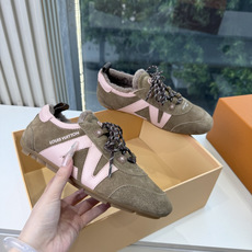 G000所见即所得秀场上推出的 LV Footprint Soccer 芭蕾运动鞋是 Pharrell Williams G000所见即所得秀场上推出的 LV Footprint Soccer 芭蕾运动鞋是 Pharrell Williams