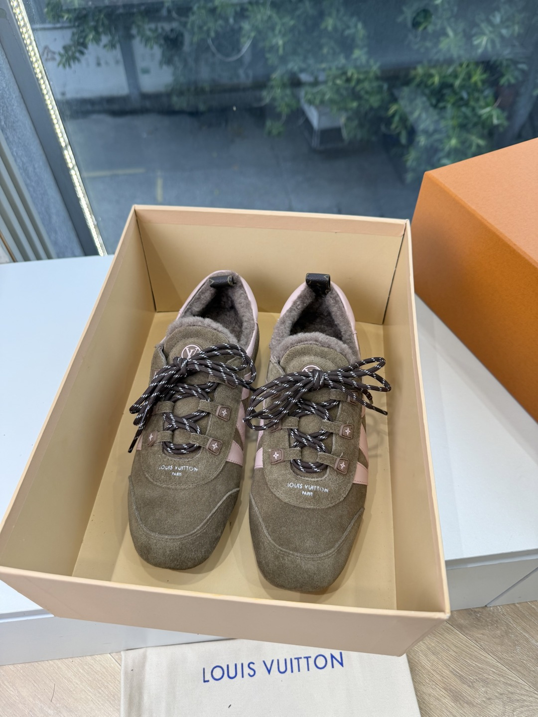 G000所见即所得秀场上推出的 LV Footprint Soccer 芭蕾运动鞋是 Pharrell Williams G000所见即所得秀场上推出的 LV Footprint Soccer 芭蕾运动鞋是 Pharrell Williams
