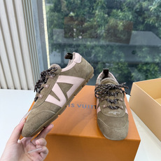 G000所见即所得秀场上推出的 LV Footprint Soccer 芭蕾运动鞋是 Pharrell Williams G000所见即所得秀场上推出的 LV Footprint Soccer 芭蕾运动鞋是 Pharrell Williams
