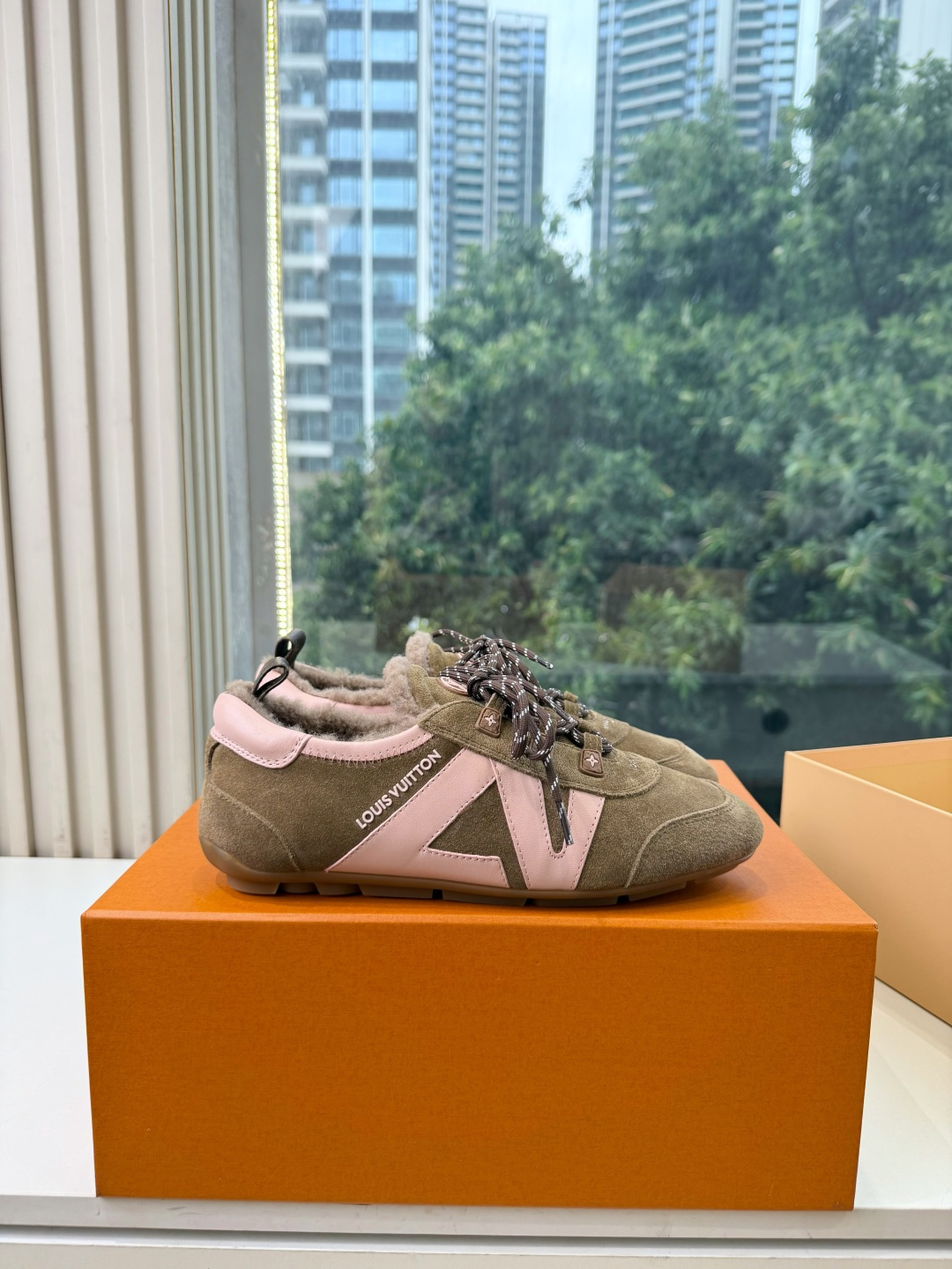 G000所见即所得秀场上推出的 LV Footprint Soccer 芭蕾运动鞋是 Pharrell Williams G000所见即所得秀场上推出的 LV Footprint Soccer 芭蕾运动鞋是 Pharrell Williams