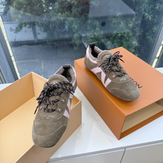 G000所见即所得秀场上推出的 LV Footprint Soccer 芭蕾运动鞋是 Pharrell Williams G000所见即所得秀场上推出的 LV Footprint Soccer 芭蕾运动鞋是 Pharrell Williams