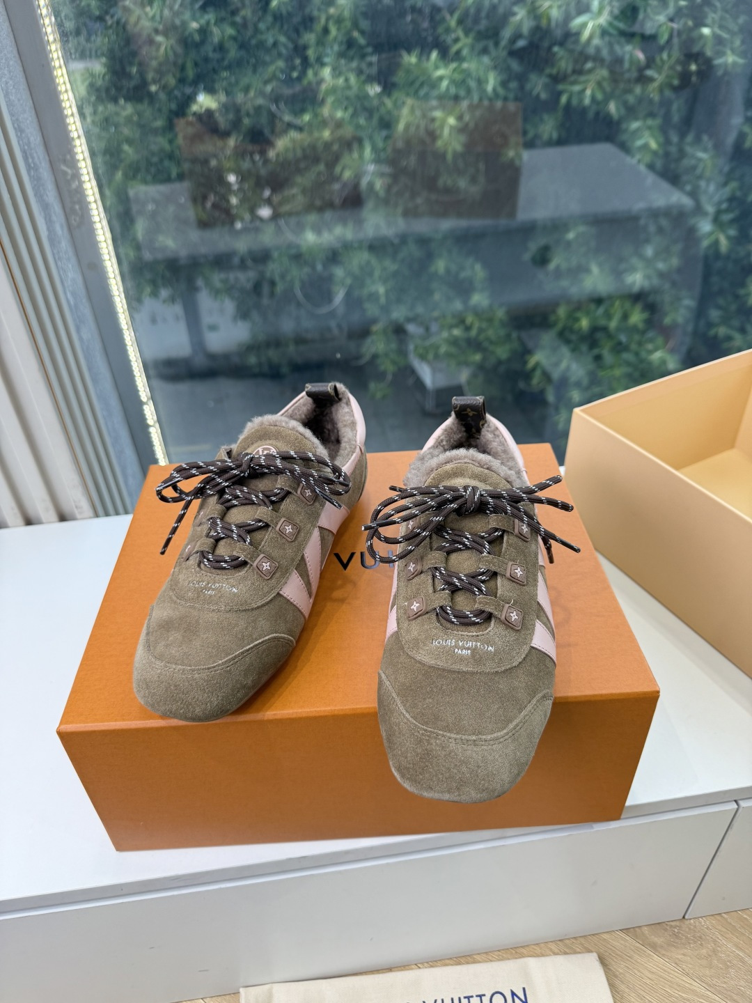 G000所见即所得秀场上推出的 LV Footprint Soccer 芭蕾运动鞋是 Pharrell Williams G000所见即所得秀场上推出的 LV Footprint Soccer 芭蕾运动鞋是 Pharrell Williams