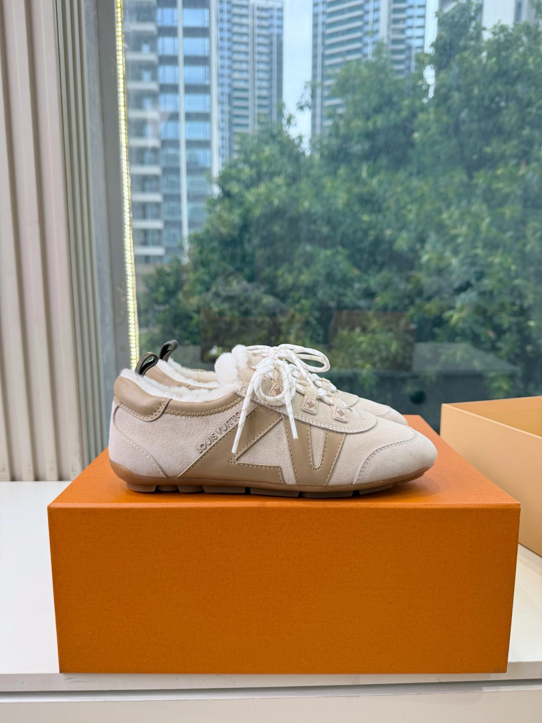 G000所见即所得秀场上推出的 LV Footprint Soccer 芭蕾运动鞋是 Pharrell Williams