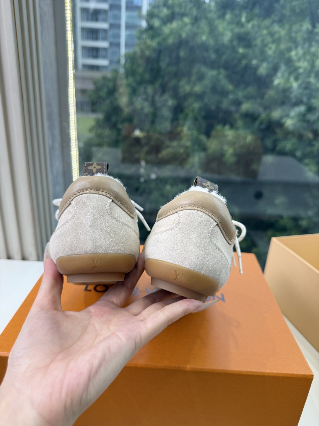 G000所见即所得秀场上推出的 LV Footprint Soccer 芭蕾运动鞋是 Pharrell Williams