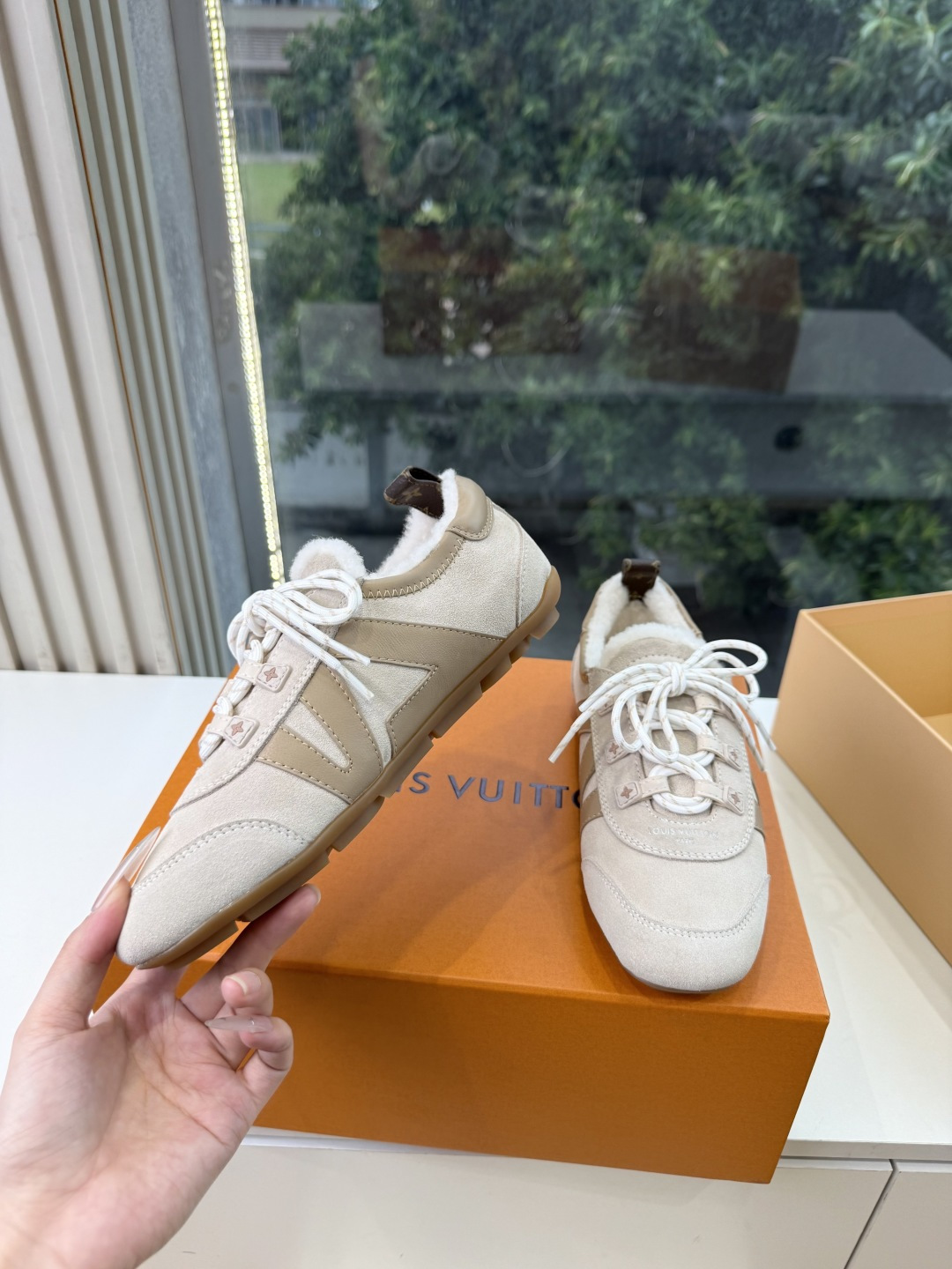 G000所见即所得秀场上推出的 LV Footprint Soccer 芭蕾运动鞋是 Pharrell Williams