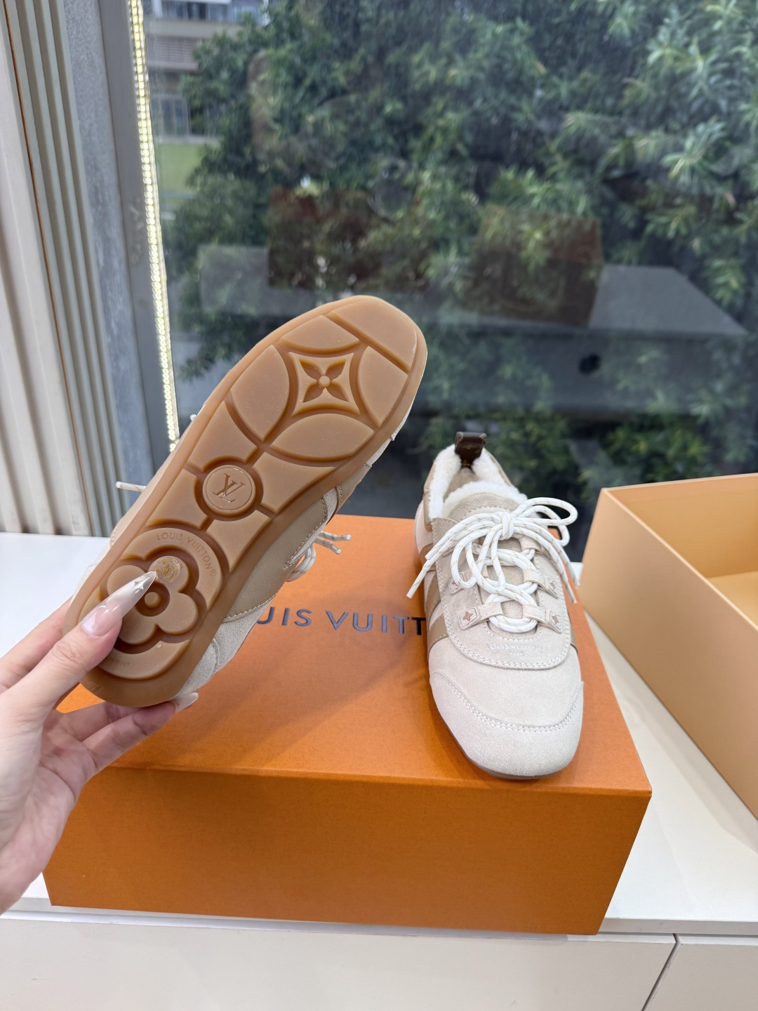G000所见即所得秀场上推出的 LV Footprint Soccer 芭蕾运动鞋是 Pharrell Williams