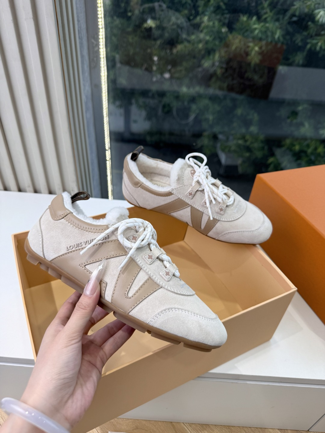 G000所见即所得秀场上推出的 LV Footprint Soccer 芭蕾运动鞋是 Pharrell Williams