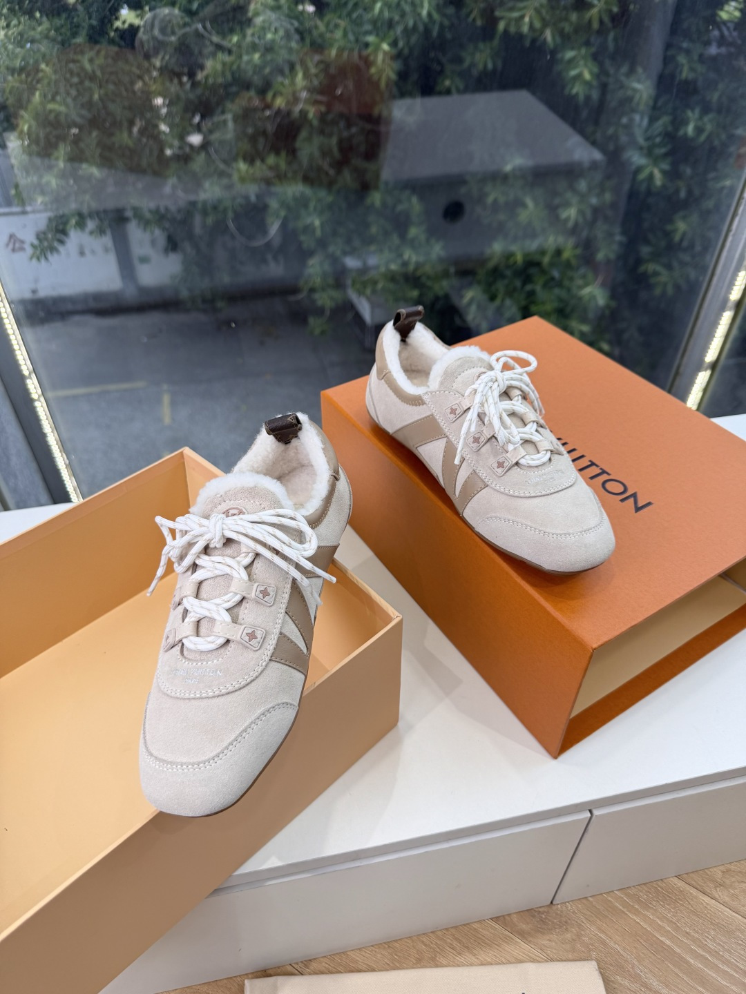 G000所见即所得秀场上推出的 LV Footprint Soccer 芭蕾运动鞋是 Pharrell Williams