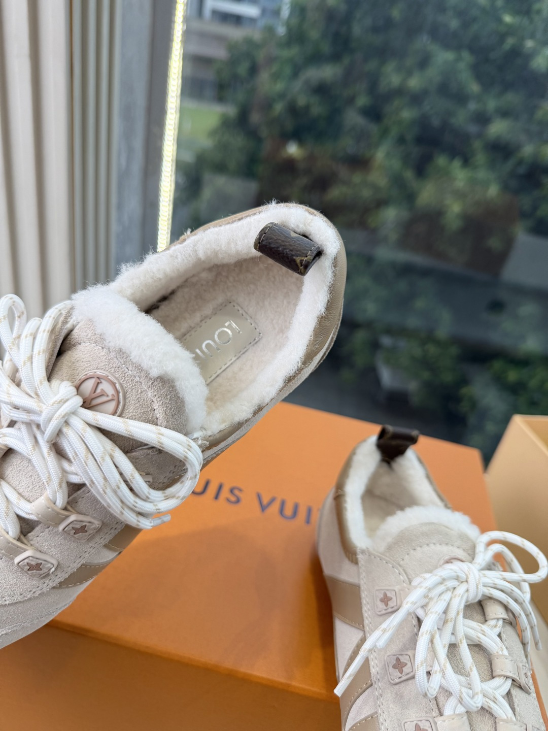 G000所见即所得秀场上推出的 LV Footprint Soccer 芭蕾运动鞋是 Pharrell Williams