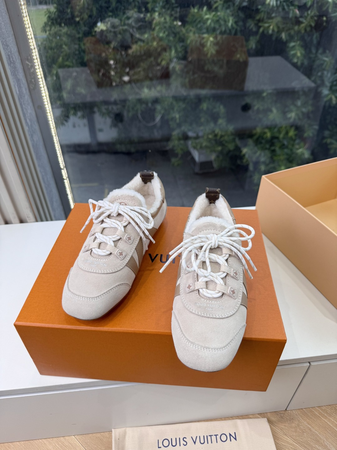 G000所见即所得秀场上推出的 LV Footprint Soccer 芭蕾运动鞋是 Pharrell Williams