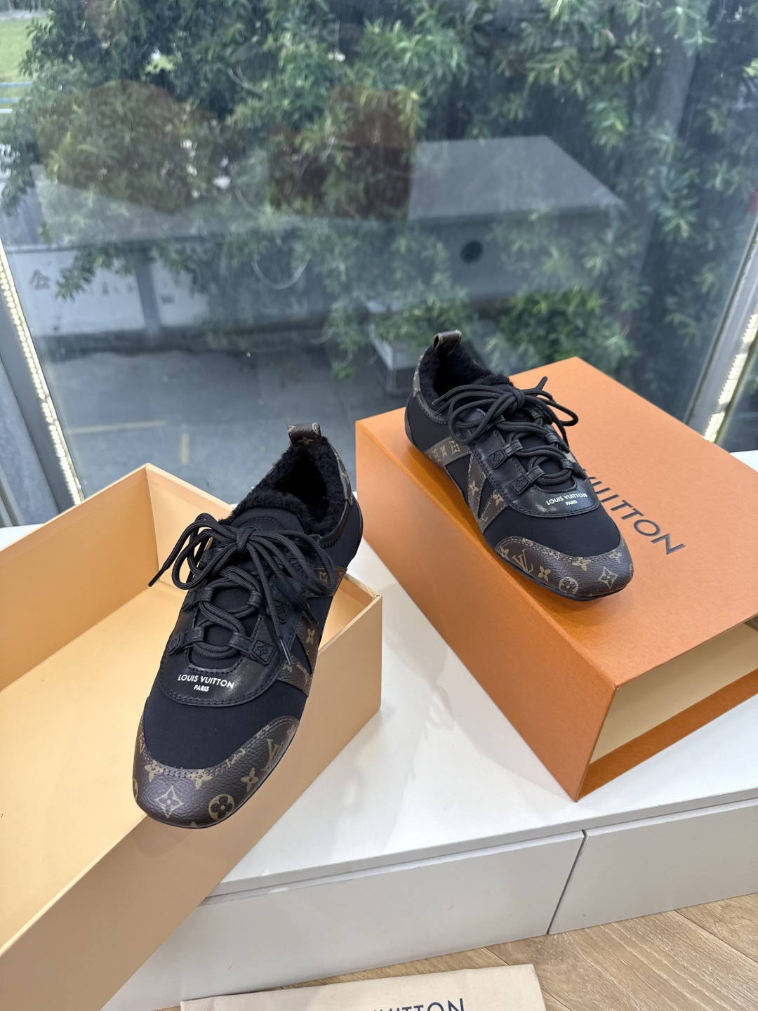 G000所见即所得秀场上推出的 LV Footprint Soccer 芭蕾运动鞋是 Pharrell Williams
